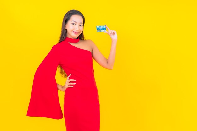 Portret mooie jonge Aziatische vrouw met creditcard