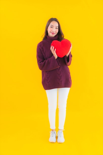 Portret mooie jonge aziatische vrouw met hart kussen vorm