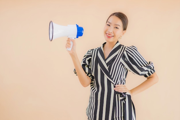 Portret mooie jonge Aziatische vrouw met megafoon