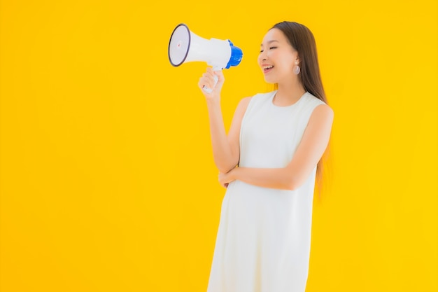 Portret mooie jonge Aziatische vrouw met megafoon