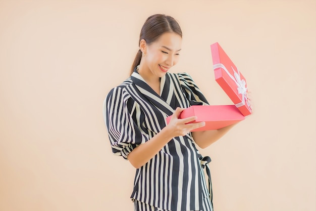 Portret mooie jonge aziatische vrouw met rode geschenkdoos