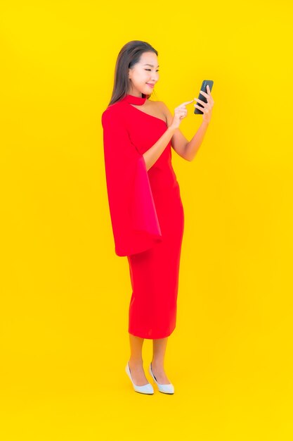 Portret mooie jonge Aziatische vrouw met slimme mobiele telefoon