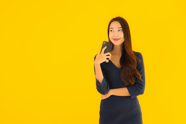 Portret mooie jonge Aziatische vrouw met telefoon