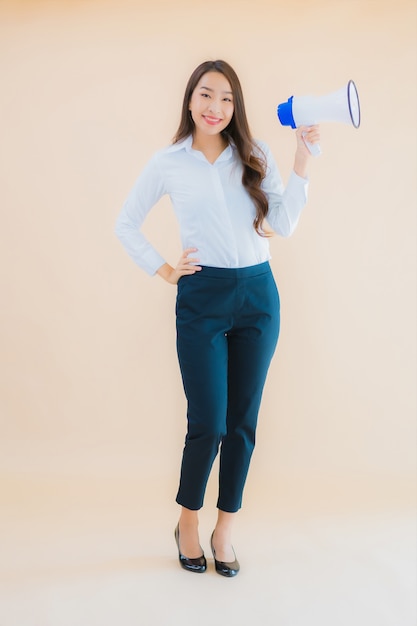Portret mooie jonge Aziatische zakenvrouw met megafoon voor cummunication