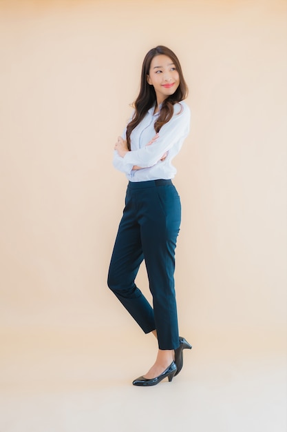 Portret mooie jonge aziatische zakenvrouw