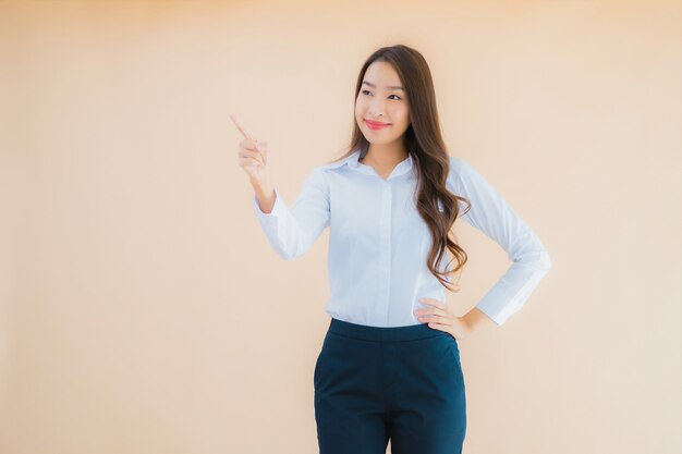 Portret mooie jonge Aziatische zakenvrouw