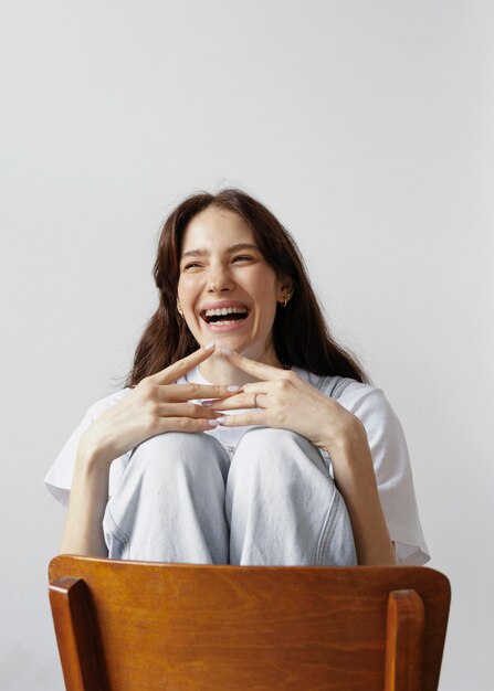 Portret mooie jonge vrouw poseren