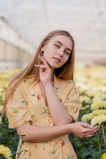 Portret mooie vrouw die bloemenkleding draagt