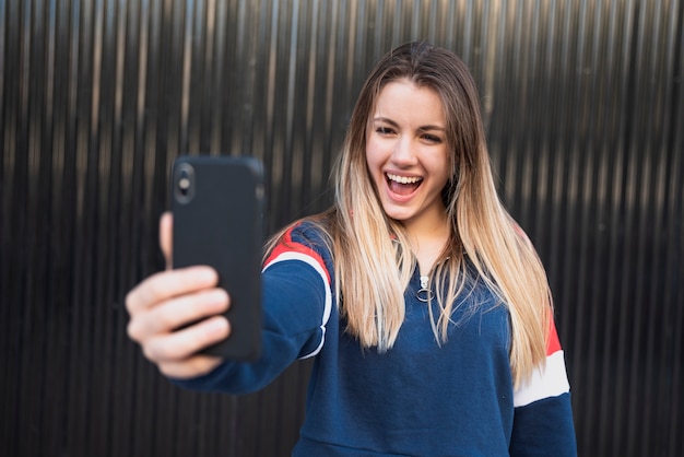 Portret mooie vrouw die selfie nemen