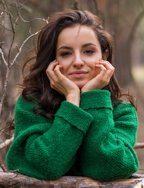 Portret mooie vrouw in de natuur