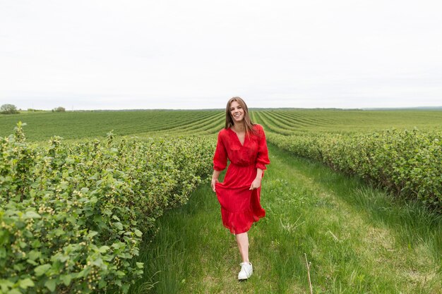 Portret mooie vrouw lopen in veld
