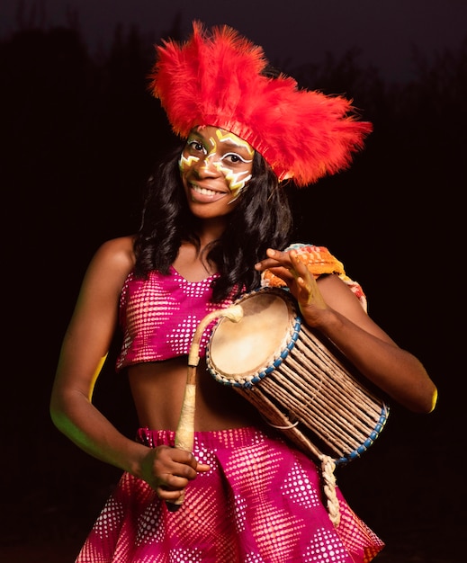 Portret mooie vrouw 's nachts in carnaval