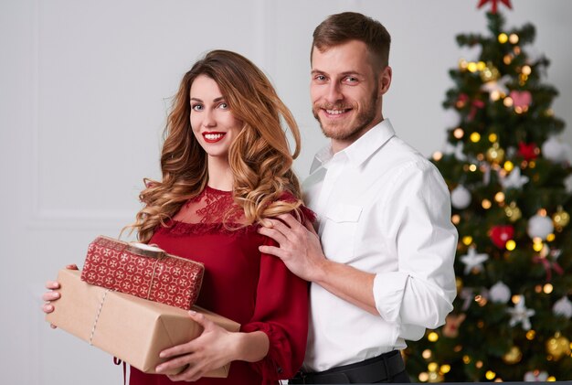 Portret od aanhankelijk paar kerst vieren