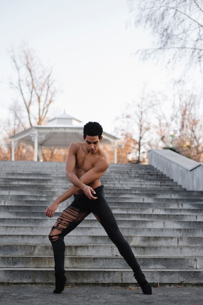 Gratis foto portret professioneel man dansend ballet