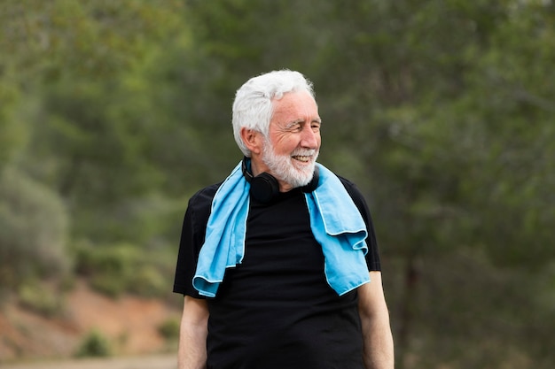 Gratis foto portret senior man joggen op de berg