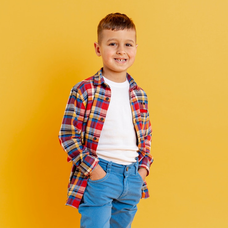Gratis Foto portret smiley kleine jongen