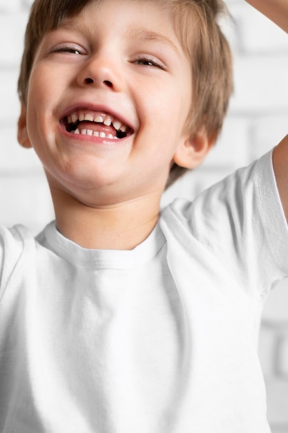 Portret smiley kleine jongen