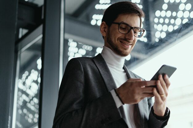 Portret succesvolle zakelijke sms op de smartphone