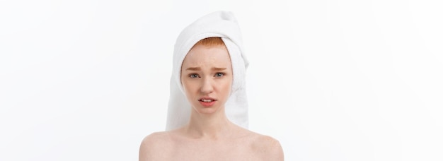 Portret trieste ernstige jonge vrouw met teleurgestelde gelaatsuitdrukking geïsoleerd op witte achtergrond lo