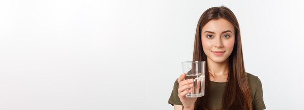 Portret van aantrekkelijke blanke lachende vrouw geïsoleerd op witte studio shot drinkwater