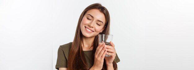 Portret van aantrekkelijke blanke lachende vrouw geïsoleerd op witte studio shot drinkwater