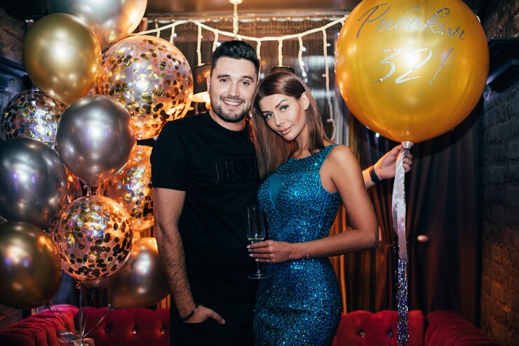 Gratis Foto portret van aantrekkelijke jonge paar in de club met luchtballon