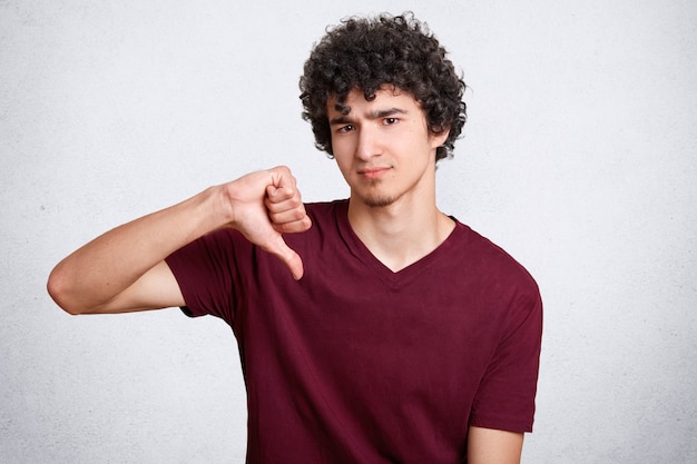 Portret van aantrekkelijke knappe man met krullend haar