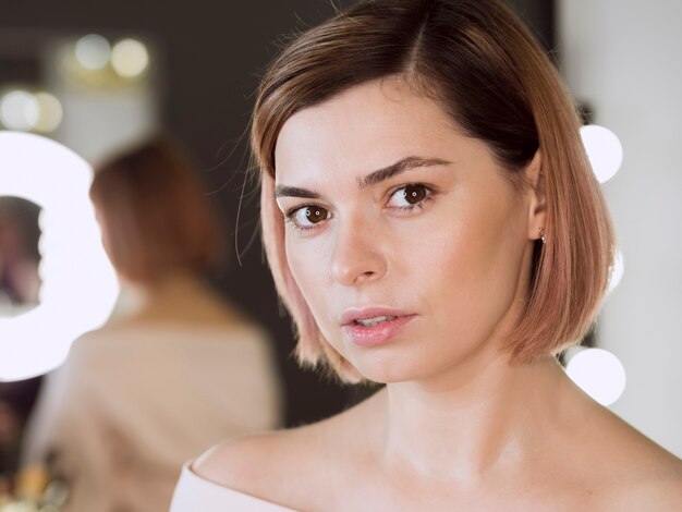 Portret van aantrekkelijke vrouw in studio