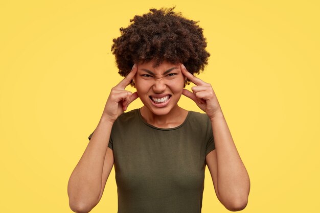 Portret van African American vrouw poseren