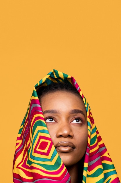 Portret van Afrikaanse vrouw met kleurrijke kleding