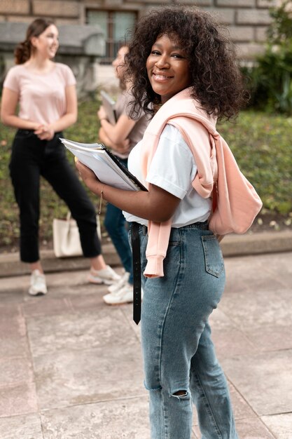 Portret van Afro-Amerikaans meisje met haar boeken