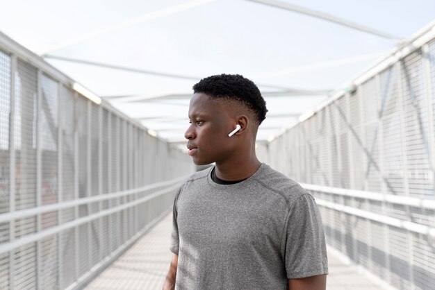 Portret van Afro-Amerikaanse atleet die aan het trainen is