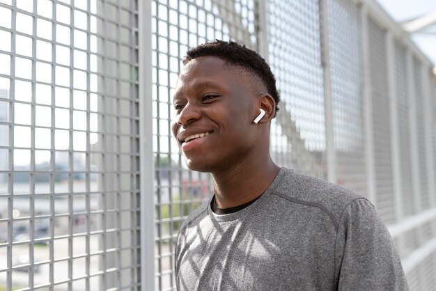 Portret van Afro-Amerikaanse atleet die aan het trainen is