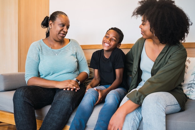 Portret van Afro-Amerikaanse grootmoeder, moeder en zoon thuis goede tijd samen doorbrengen. Familie en levensstijlconcept.