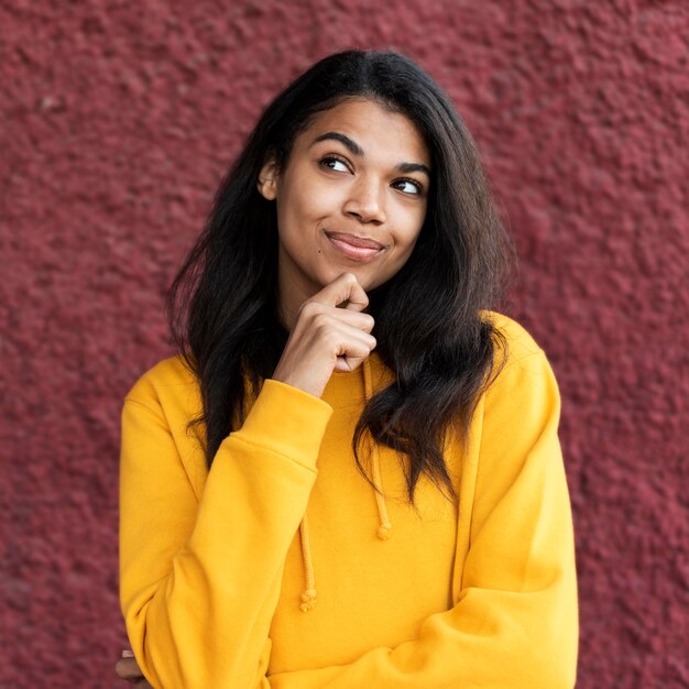 Portret van Afro-Amerikaanse vrouw die lacht