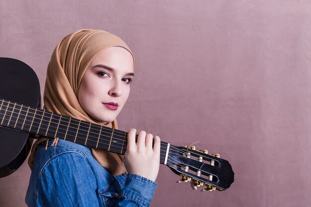 Portret van Arabische vrouw met gitaar