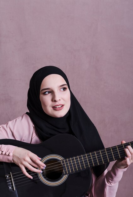 Portret van Arabische vrouw met gitaar