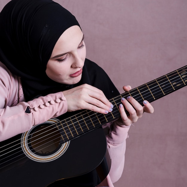 Portret van Arabische vrouw met gitaar