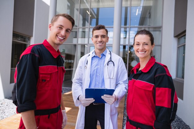 Portret van arts en paramedicus die zich bij het ziekenhuis bevinden