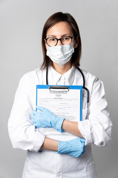 Portret van arts met chirurgisch masker dat medische vorm houdt