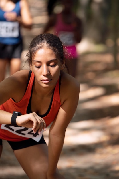 Portret van atletische vrouw die deelneemt aan een cross country