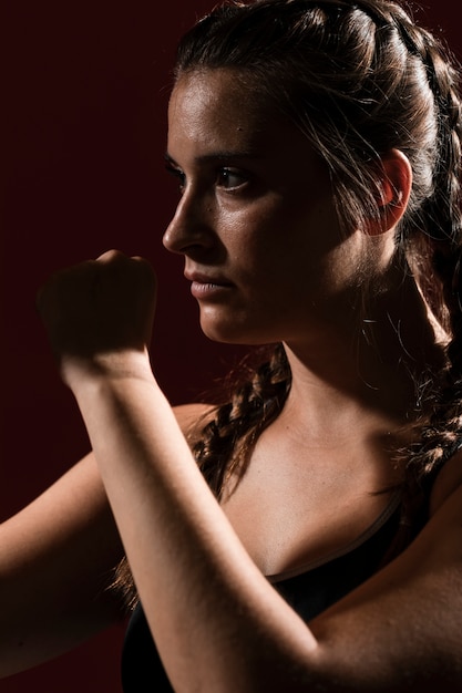 Portret van atletische vrouw in fitness kleding