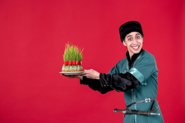 Portret van azeri man in klederdracht met semeni op rode lente danser vakantie novruz