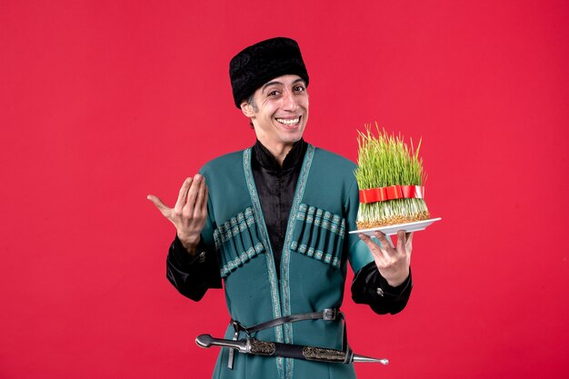 Portret van azeri man in klederdracht met semeni op rood