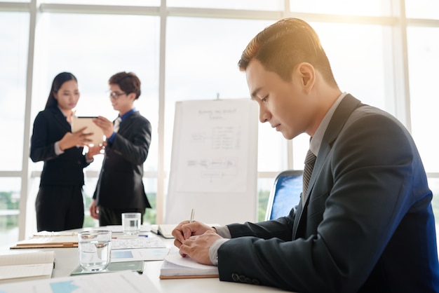 Portret van Aziatische manager gericht op werk