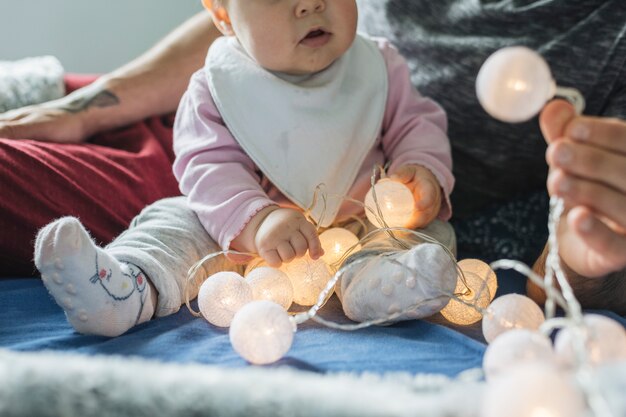 Portret van baby thuis