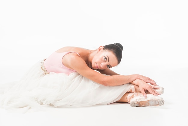 Portret van ballerina dat over witte achtergrond wordt geïsoleerd