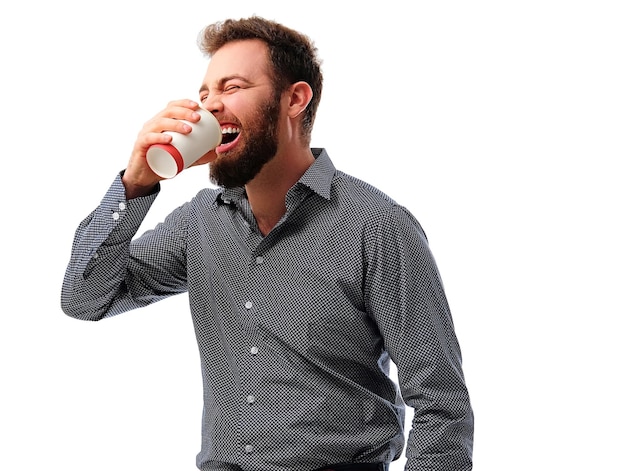 Portret van bebaarde hipster man houdt warm papier koffie glas isolatred op witte achtergrond.