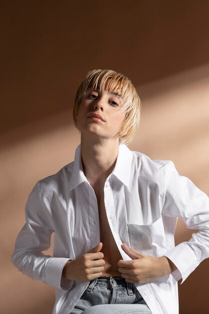 Portret van blonde kortharige vrouw die zich voordeed in een wit overhemd