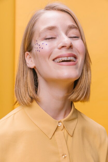 Portret van blonde vrouw in een gele scène